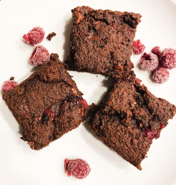 Recept: Brownies met dadels en frambozen
