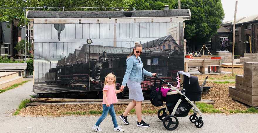 moeder wandelt met kind