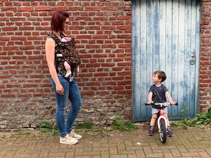 peuter met fiets mama