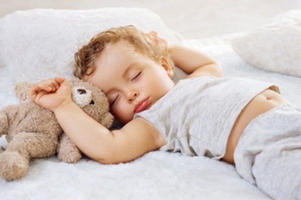 Hoe lang mag een baby slapen zonder voeding?