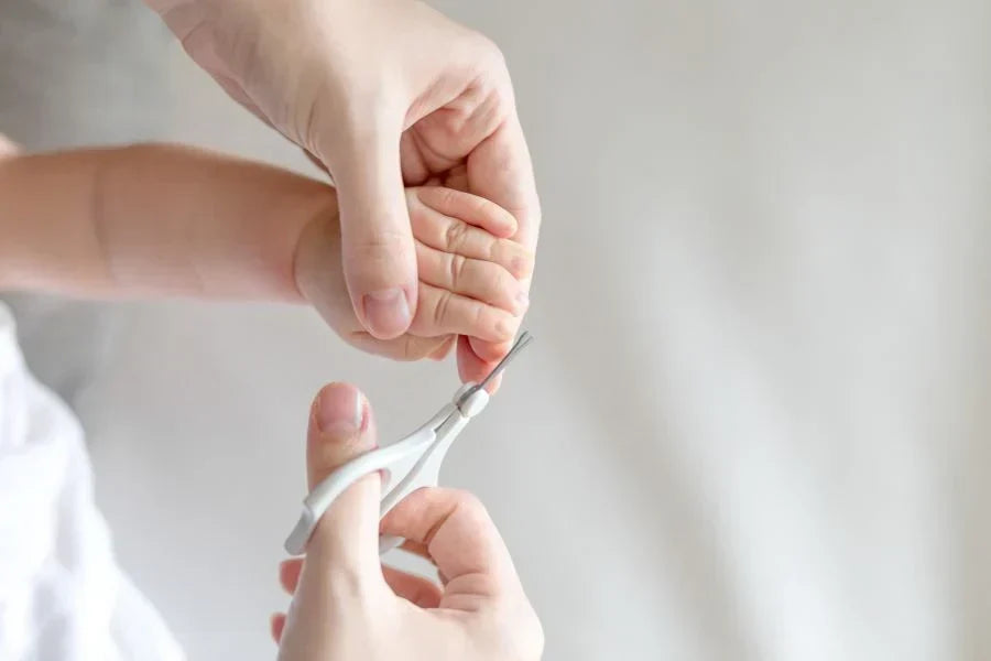 Bang om je baby pijn te doen bij het nagelknippen? Zo doe je het veilig