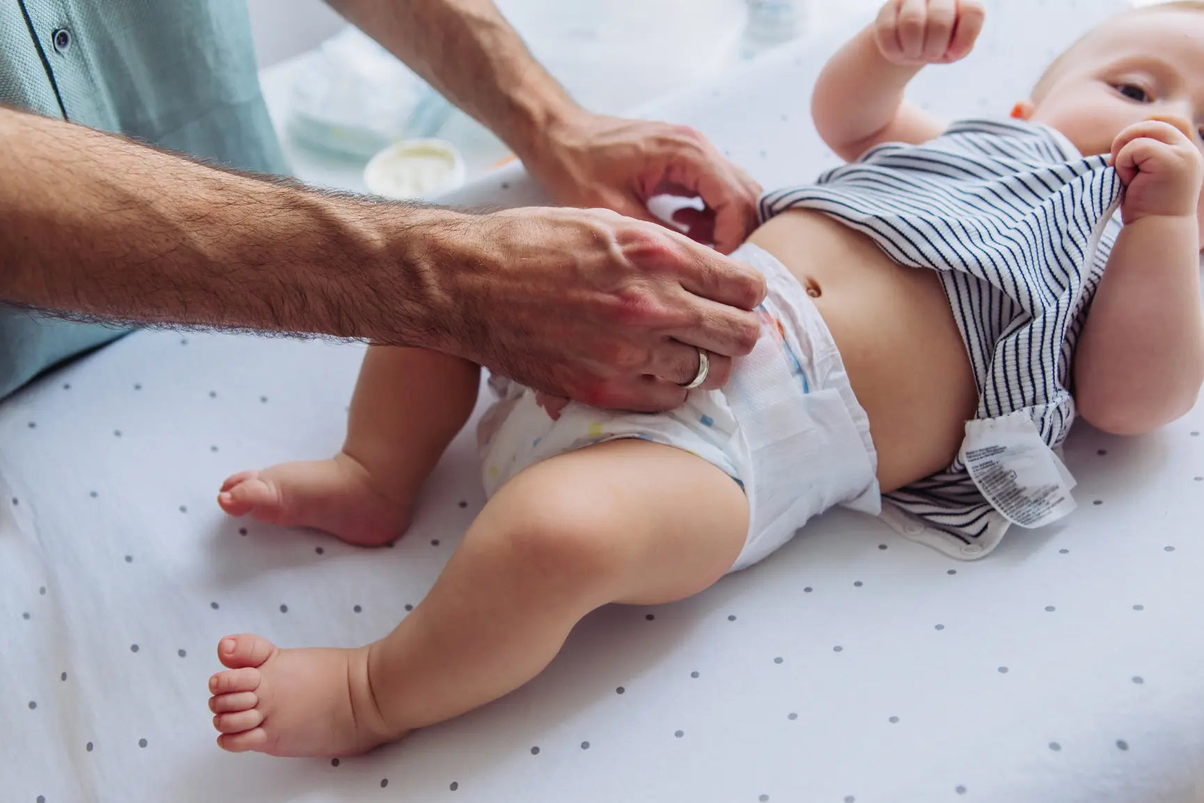 Ouder bekijkt een schone luier van de baby