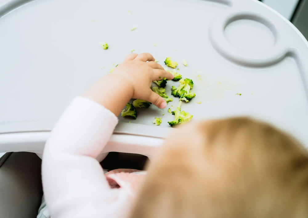 Baby eet zelfstandig stukjes fruit