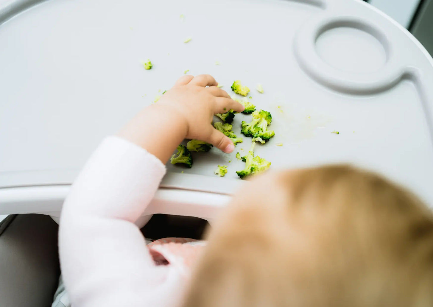 Baby eet zelfstandig stukjes fruit