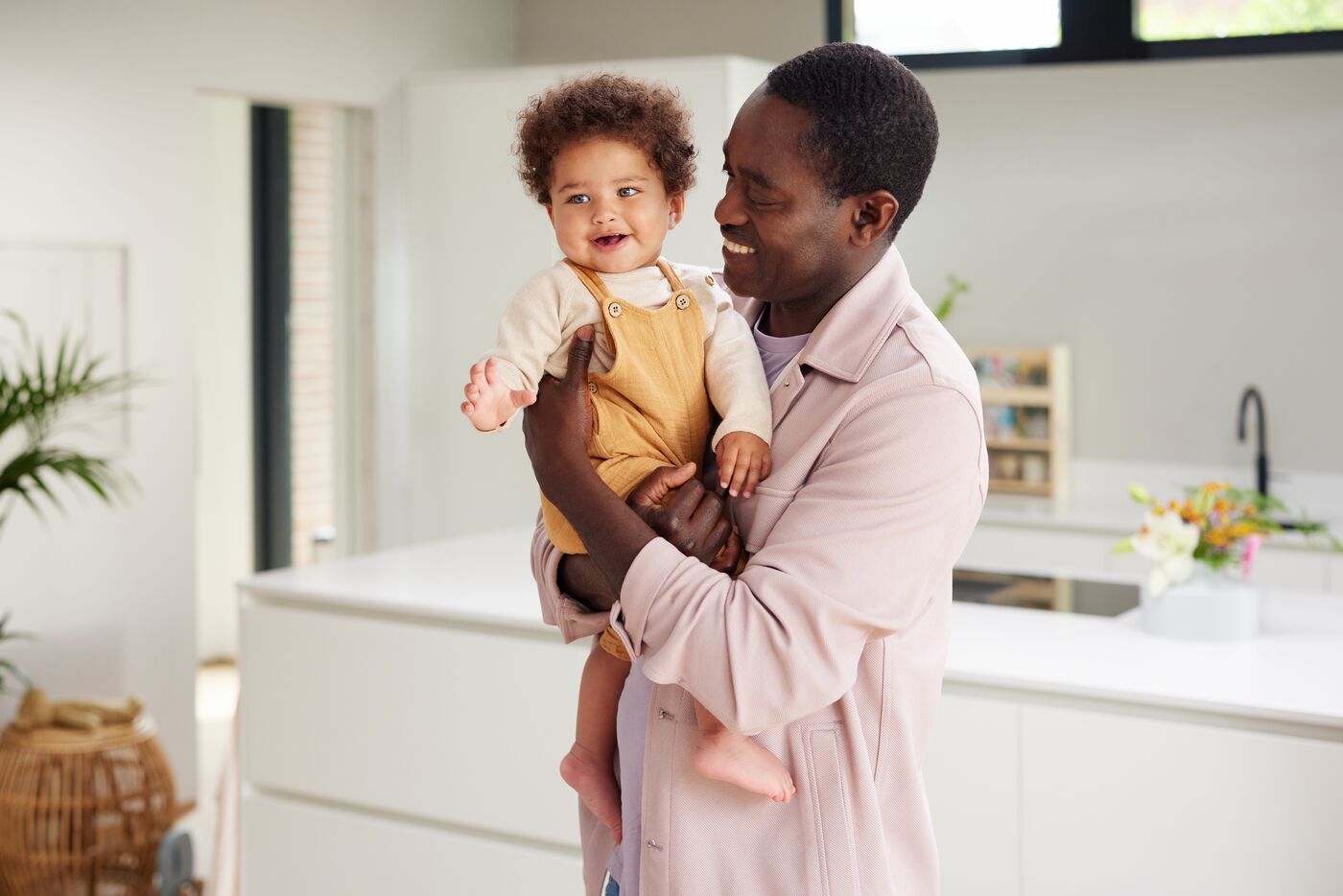 Baby krijgt een hapje puree van een lepel