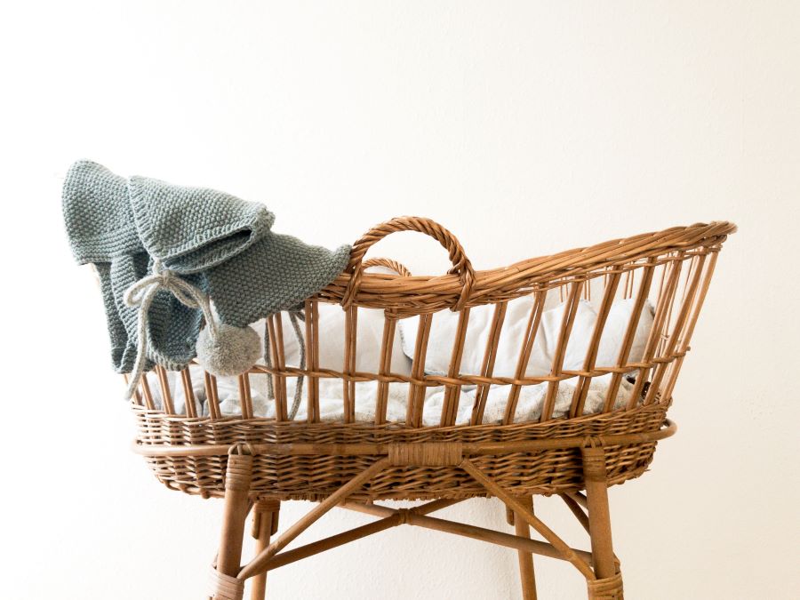 Baby slaapt rustig in bedje