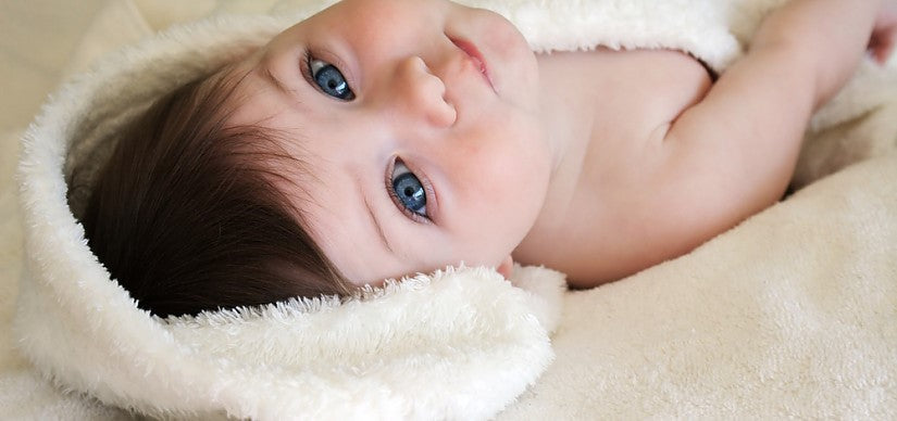 Vettige schilfertjes op het hoofdje van een baby (berg)