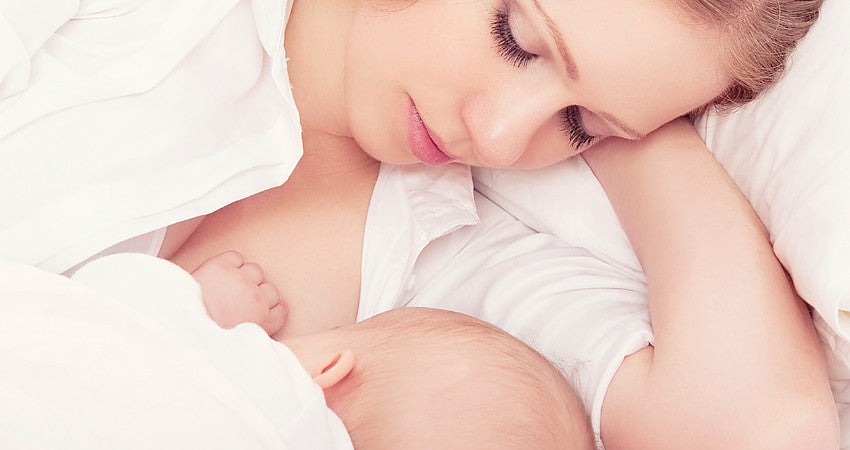 Ouder geeft baby borstvoeding