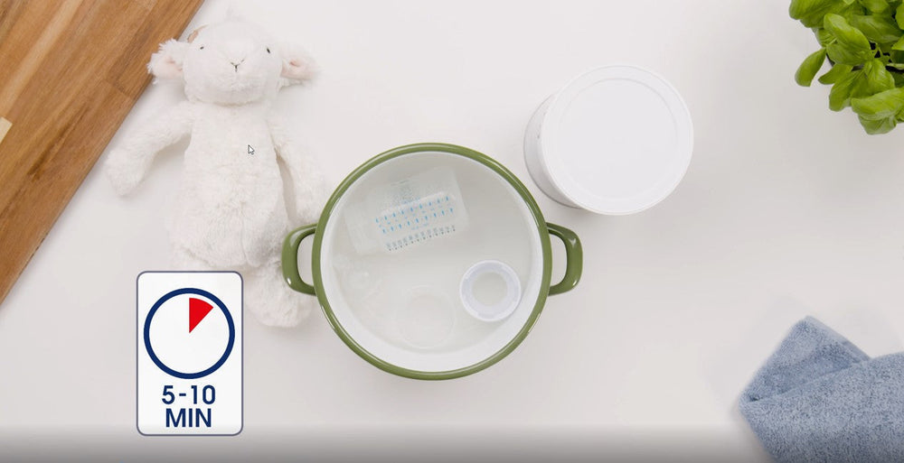 Babyfles wordt schoongemaakt met een flessenborstel