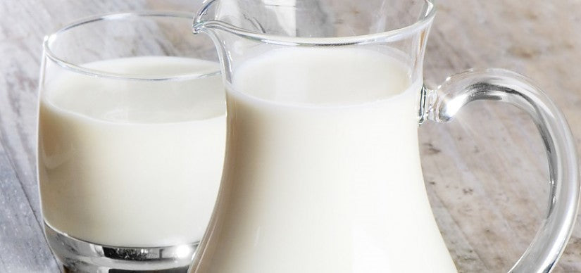 Geitenmelk flesvoeding naast ingrediënten