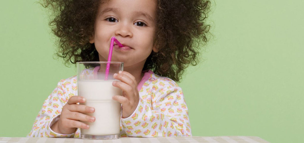 Geitenmelk flesvoeding naast een fles verse melk