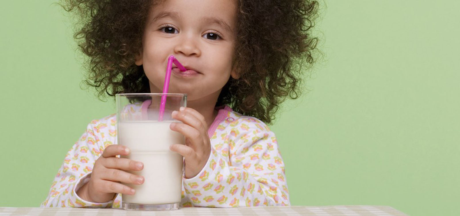 Geitenmelk flesvoeding naast een fles verse melk