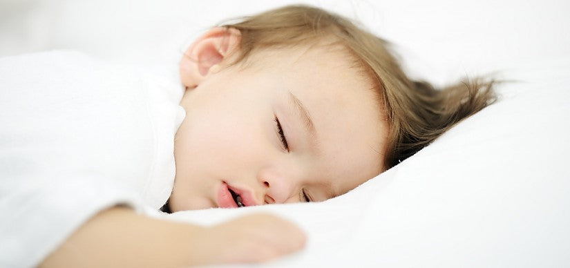 Ouder meet de temperatuur van een koortsige baby