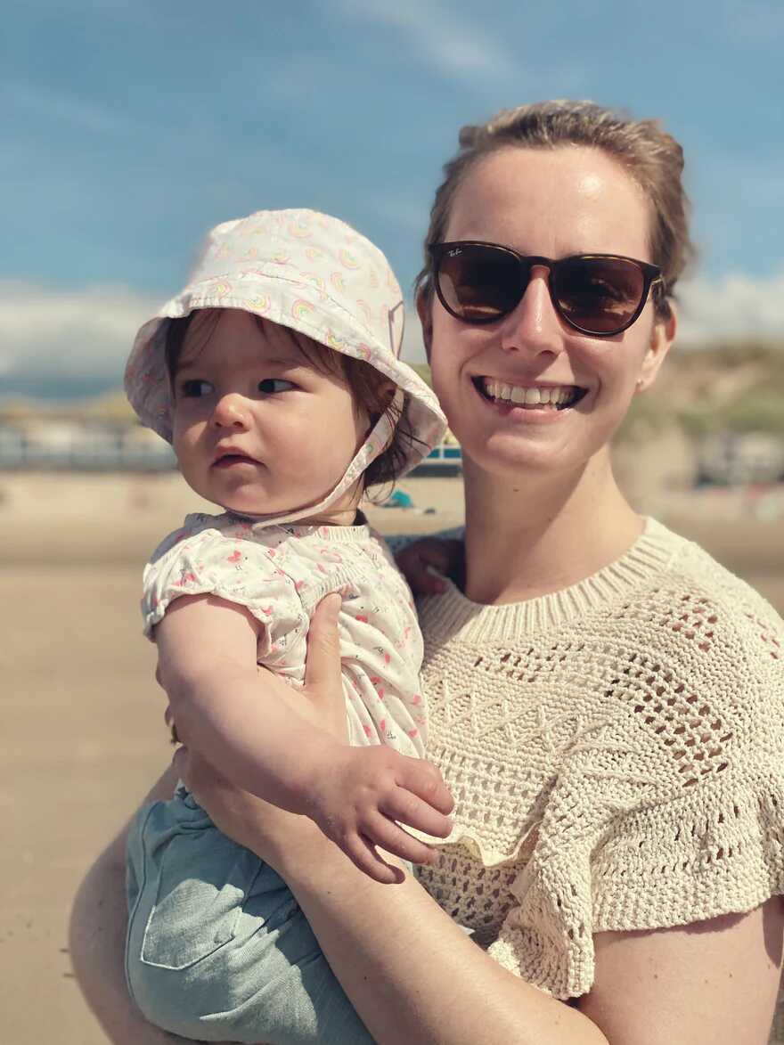 Ouder speelt liefdevol met een baby op een speelkleed