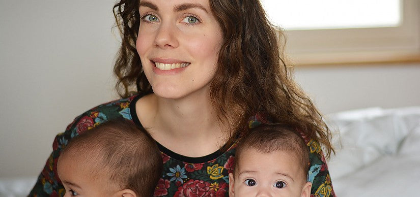 Baby eet een hapje puree van een lepel