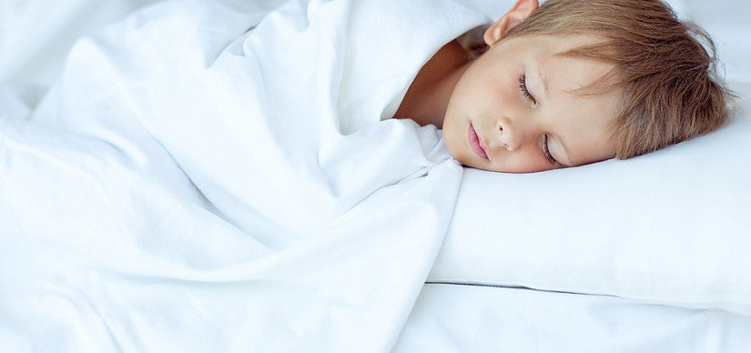 Tips om je kleintje beter te laten slapen bij warm weer