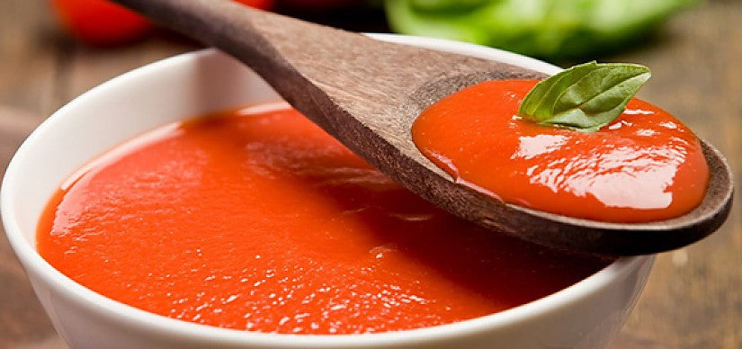 Tomatensoep in een kom